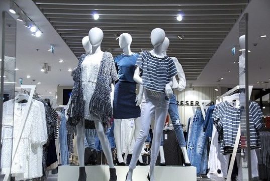 How to Efficiently Display Dress Clothing Using Forms and Mannequins to Stand Out