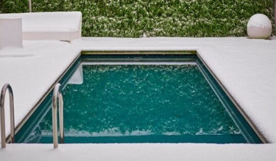 How to Maintain the Swimming Pool During Fall and Winter