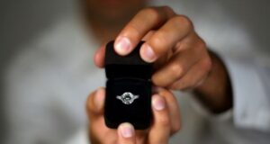 4 Smart Ways to Buy an Engagement Ring for Guys on a Budget